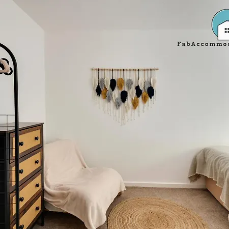 Private 2Bed-Parking-Sleeps5-By Fabaccommodation Bristol Exterior photo