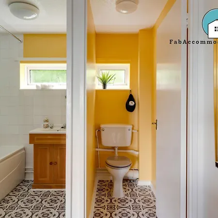 Private 2Bed-Parking-Sleeps5-By Fabaccommodation Bristol Exterior photo