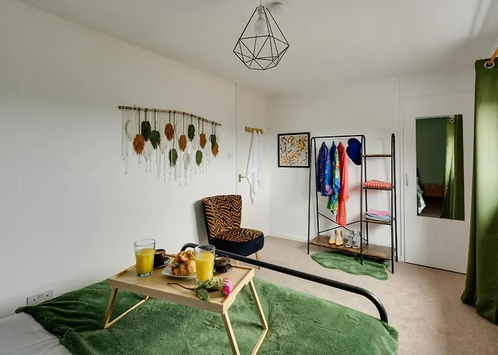 Private 2Bed-Parking-Sleeps5-By Fabaccommodation