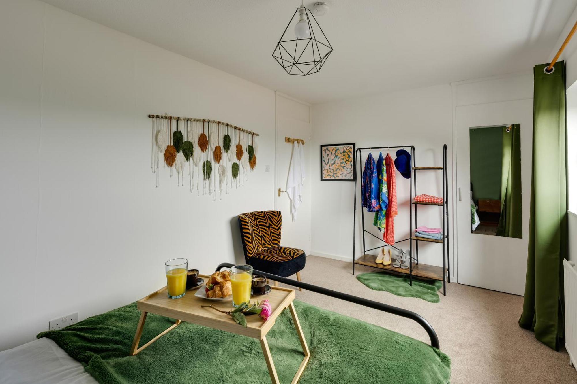 Private 2bed-parking-sleeps5-by Fabaccommodation Holiday home *