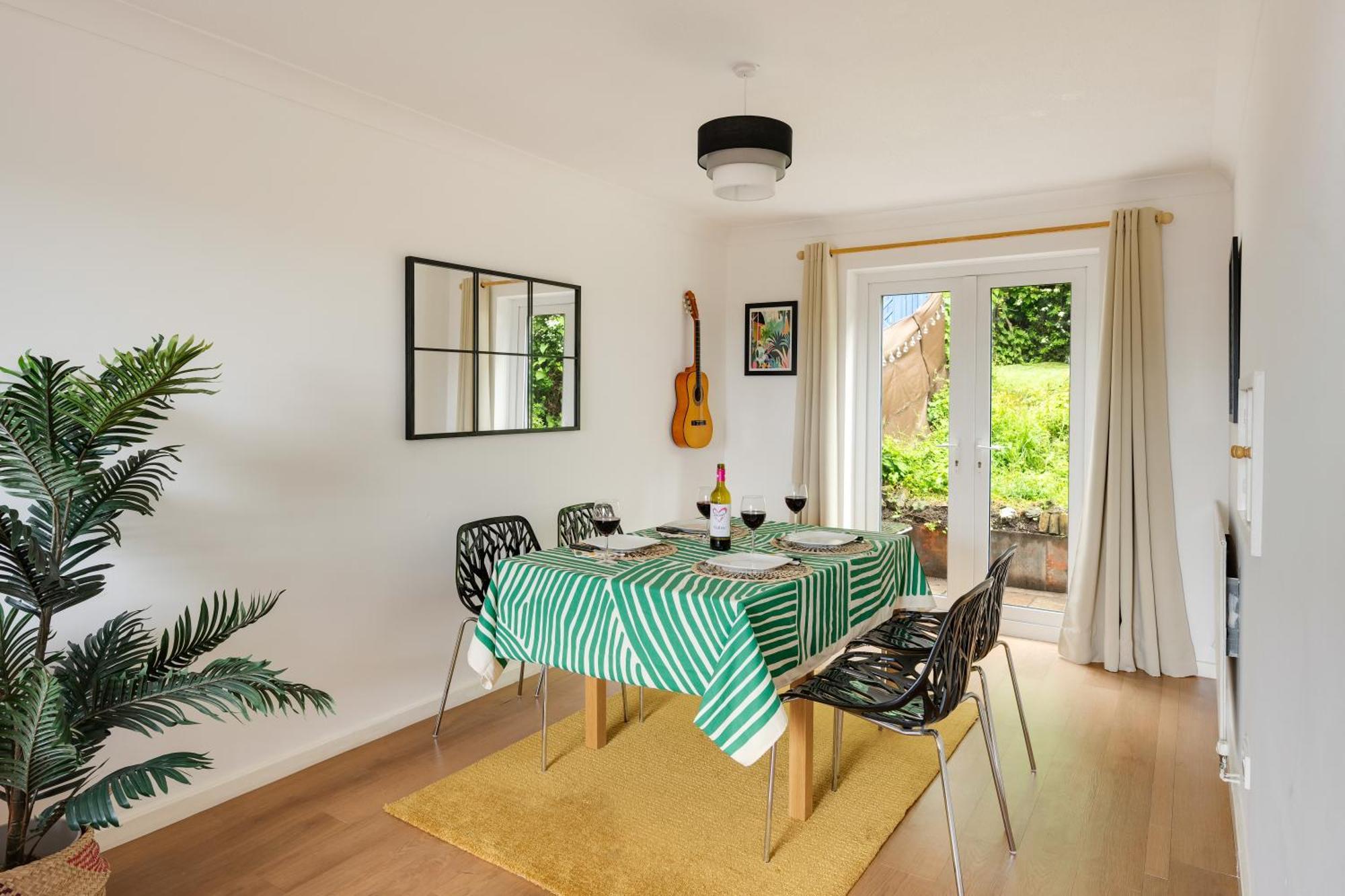 Private 2bed-parking-sleeps5-by Fabaccommodation Bristol