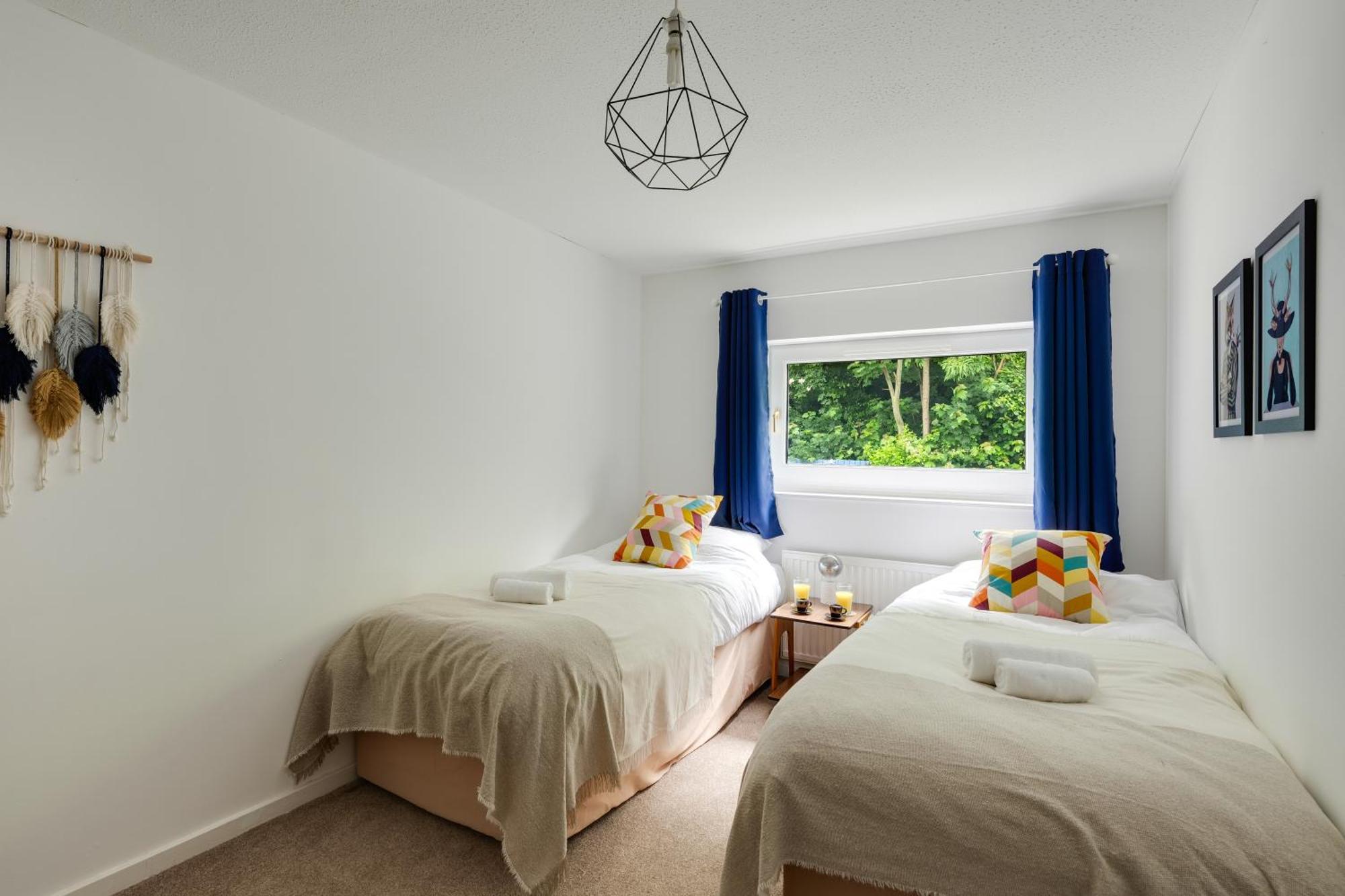 Private 2bed-parking-sleeps5-by Fabaccommodation Holiday home Bristol