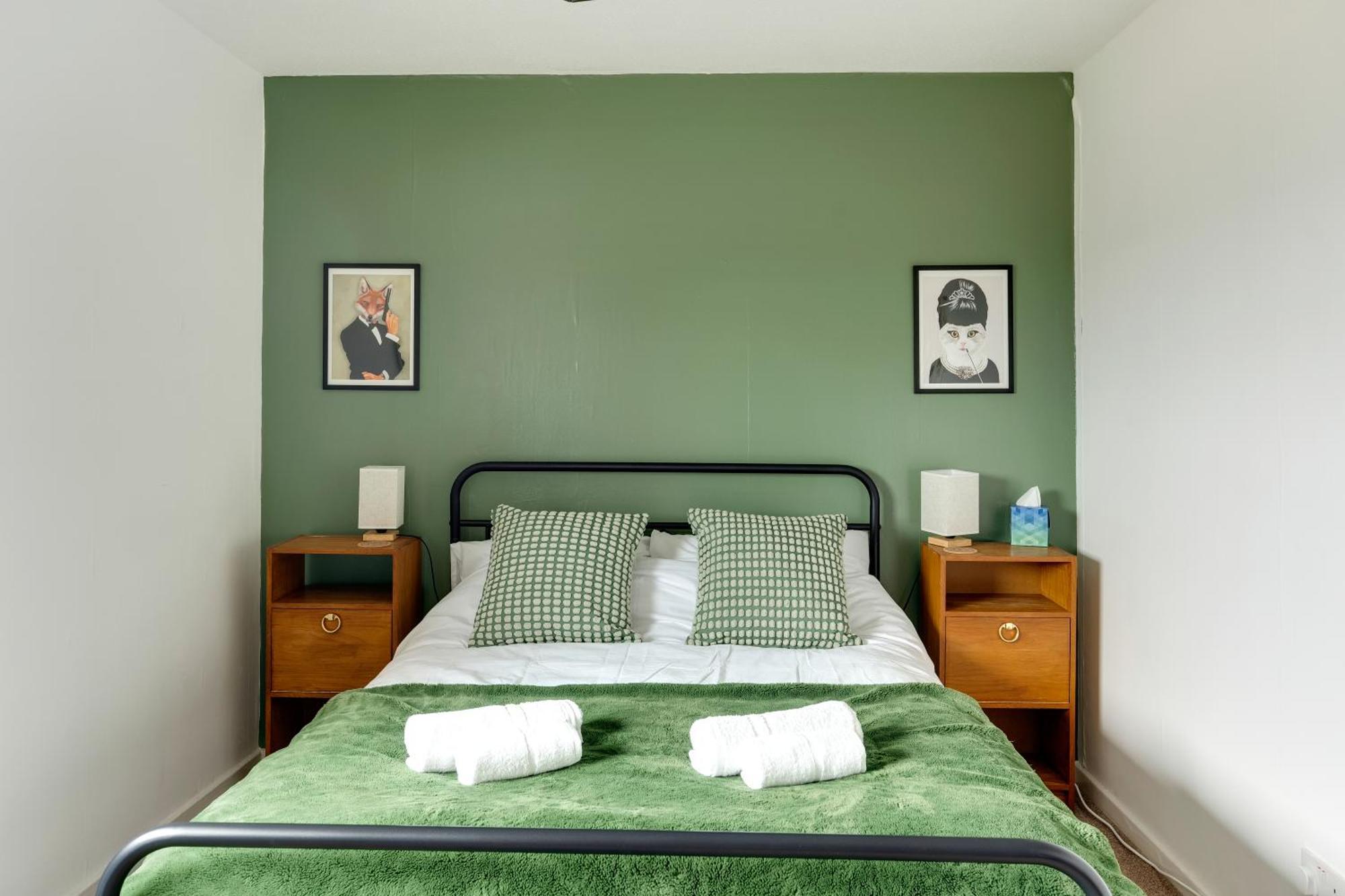 Private 2bed-parking-sleeps5-by Fabaccommodation Holiday home