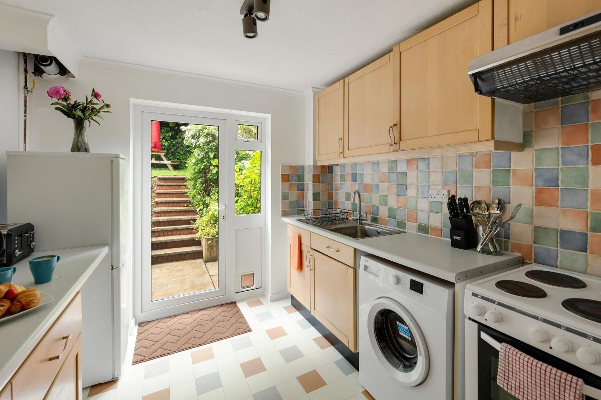 Private 2bed-parking-sleeps5-by Fabaccommodation Holiday home