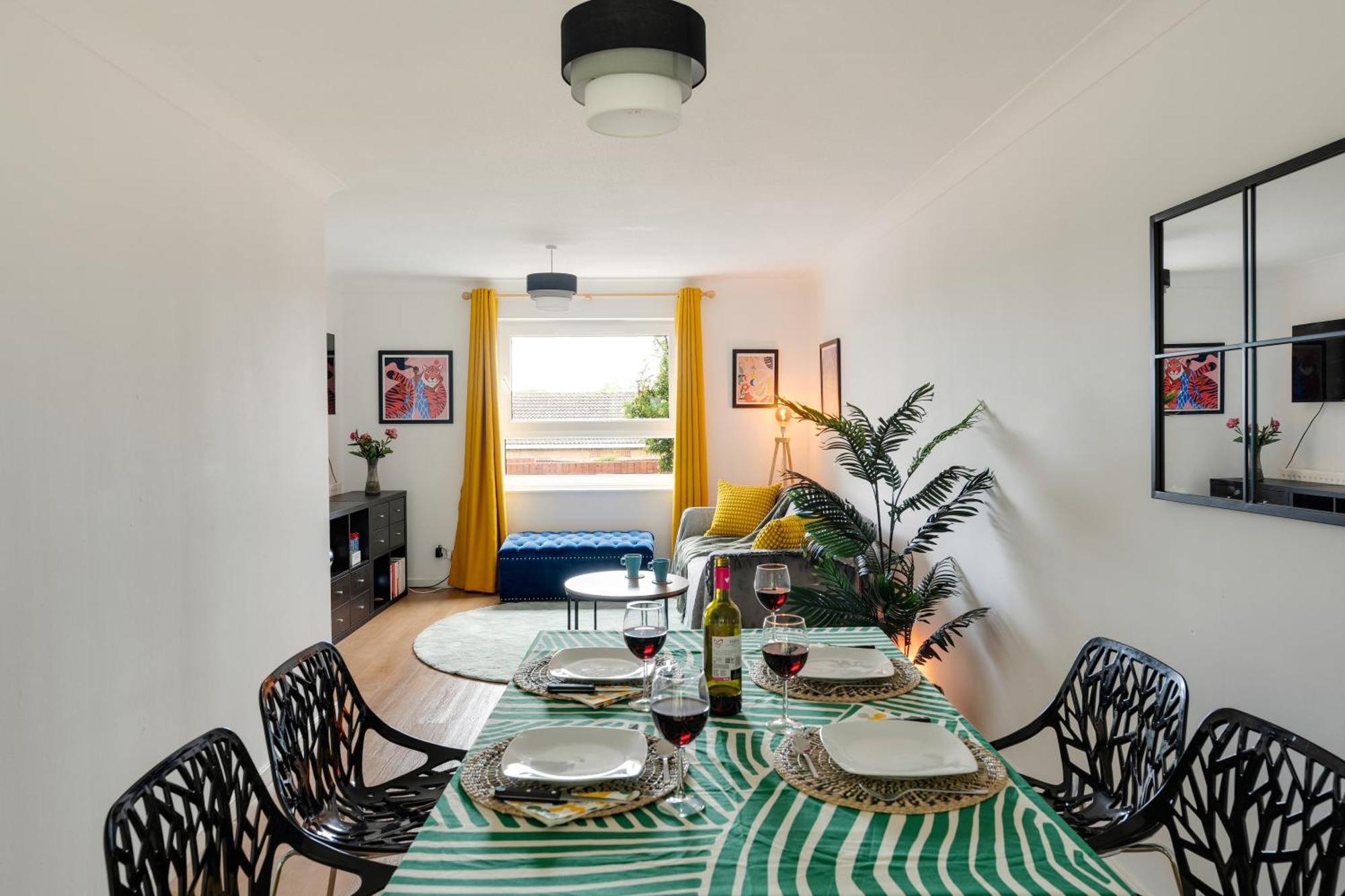 Holiday home Private 2bed-parking-sleeps5-by Fabaccommodation *