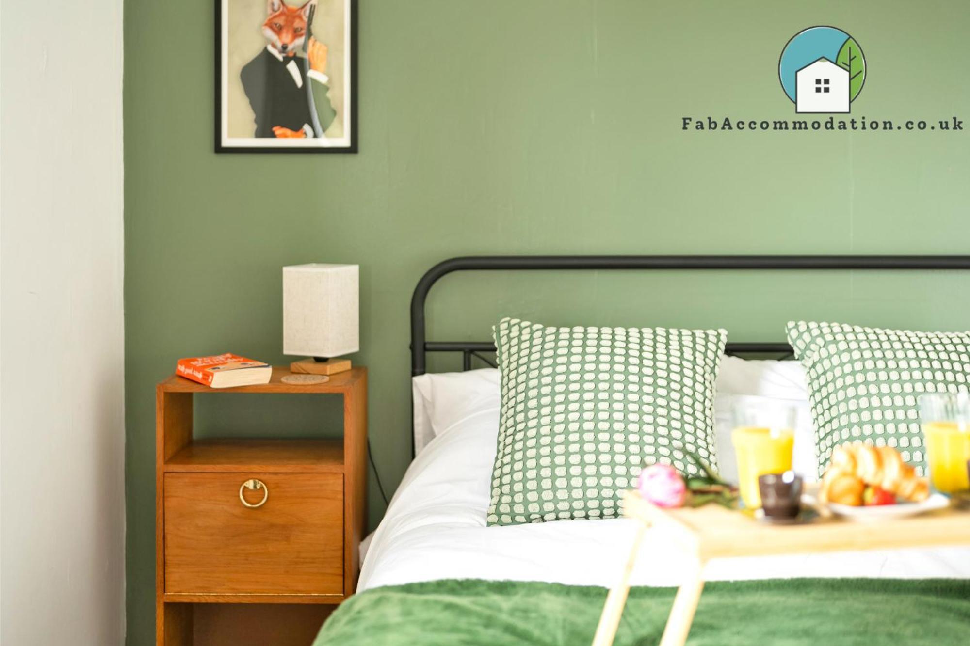 Private 2bed-parking-sleeps5-by Fabaccommodation Holiday home *