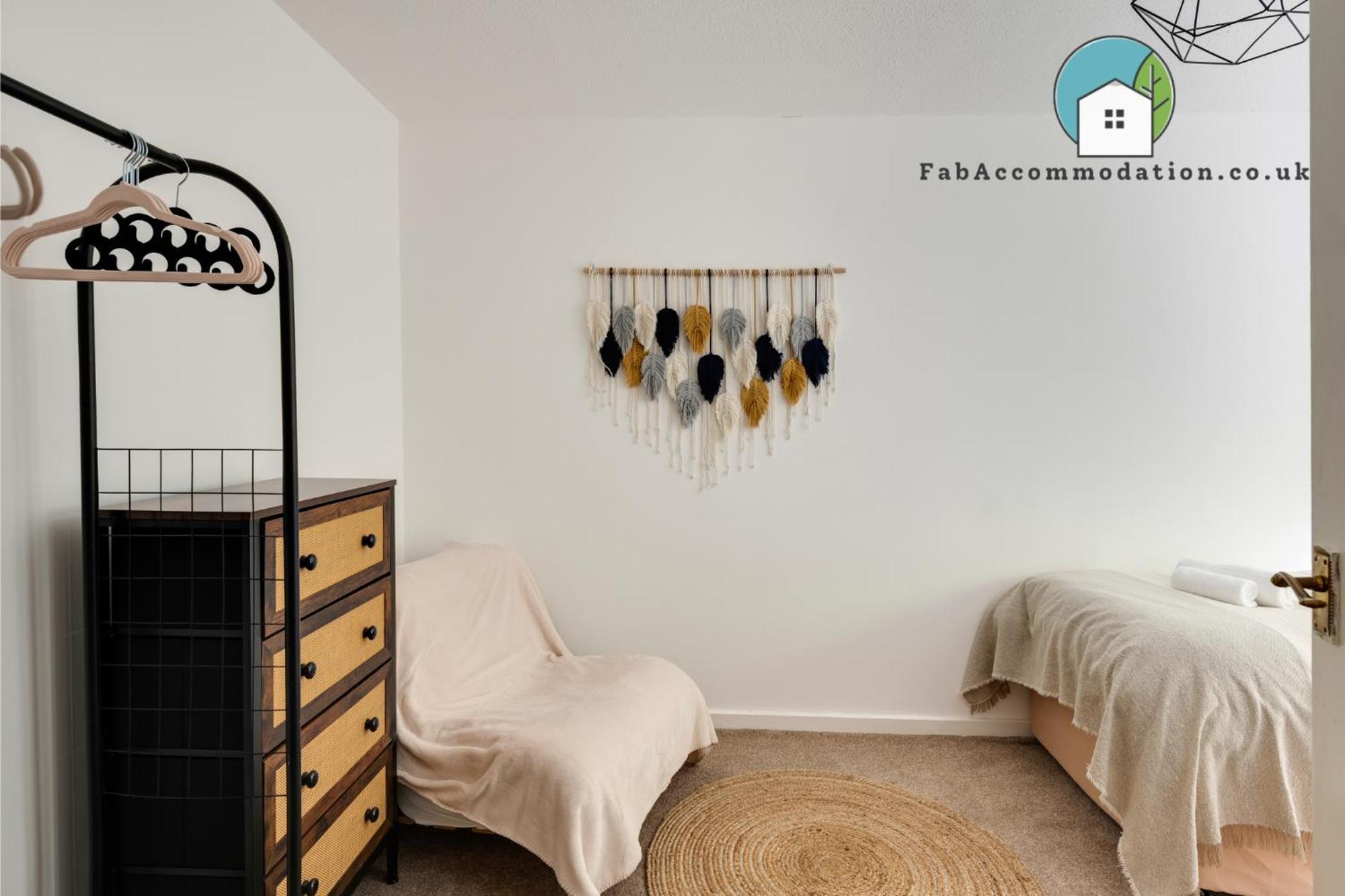Private 2bed-parking-sleeps5-by Fabaccommodation Bristol