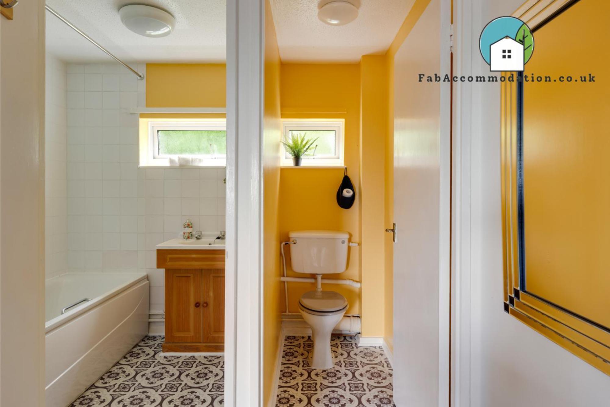 Private 2bed-parking-sleeps5-by Fabaccommodation